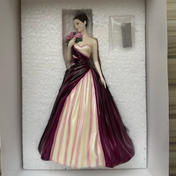 Royal Doulton - With Love figurine - Picture 4 of 6